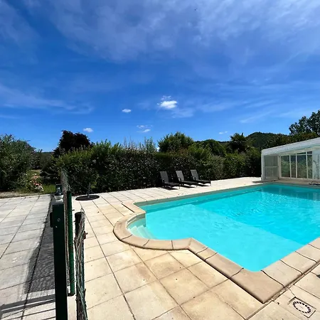Tatil Evi Trois gîtes ensemble dans le même immeuble devant la piscine avec terrasses offrant une vue magnifique, dont une couverte au niveau de la piscine et vue sur la vallée à l'étage Bouzies Bas