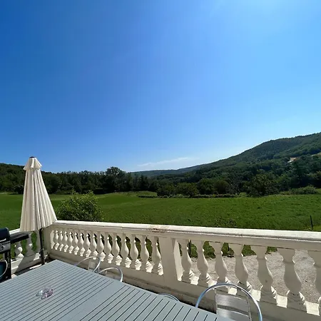 Trois gîtes ensemble dans le même immeuble devant la piscine avec terrasses offrant une vue magnifique, dont une couverte au niveau de la piscine et vue sur la vallée à l'étage *