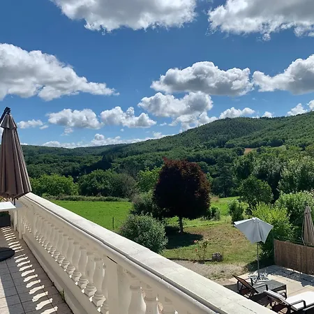 Trois gîtes ensemble dans le même immeuble devant la piscine avec terrasses offrant une vue magnifique, dont une couverte au niveau de la piscine et vue sur la vallée à l'étage