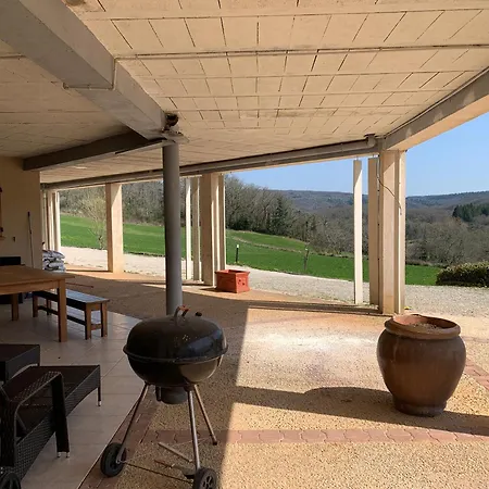 Trois gîtes ensemble dans le même immeuble devant la piscine avec terrasses offrant une vue magnifique, dont une couverte au niveau de la piscine et vue sur la vallée à l'étage Tatil Evi