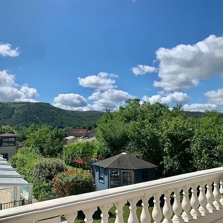 Tatil Evi Trois gîtes ensemble dans le même immeuble devant la piscine avec terrasses offrant une vue magnifique, dont une couverte au niveau de la piscine et vue sur la vallée à l'étage