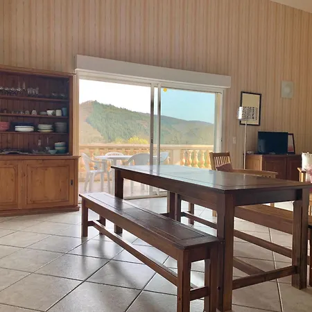 Trois gîtes ensemble dans le même immeuble devant la piscine avec terrasses offrant une vue magnifique, dont une couverte au niveau de la piscine et vue sur la vallée à l'étage Tatil Evi