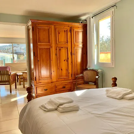 Trois gîtes ensemble dans le même immeuble devant la piscine avec terrasses offrant une vue magnifique, dont une couverte au niveau de la piscine et vue sur la vallée à l'étage Tatil Evi