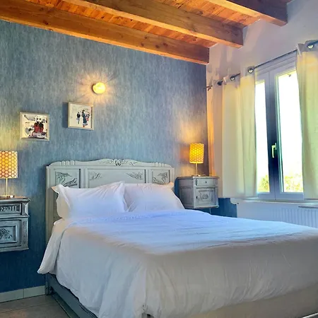 Tatil Evi Trois gîtes ensemble dans le même immeuble devant la piscine avec terrasses offrant une vue magnifique, dont une couverte au niveau de la piscine et vue sur la vallée à l'étage