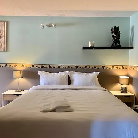 Trois gîtes ensemble dans le même immeuble devant la piscine avec terrasses offrant une vue magnifique, dont une couverte au niveau de la piscine et vue sur la vallée à l'étage Tatil Evi *
