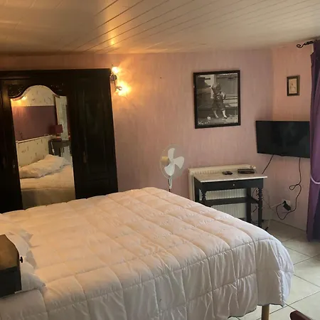 Trois gîtes ensemble dans le même immeuble devant la piscine avec terrasses offrant une vue magnifique, dont une couverte au niveau de la piscine et vue sur la vallée à l'étage Tatil Evi Bouzies Bas