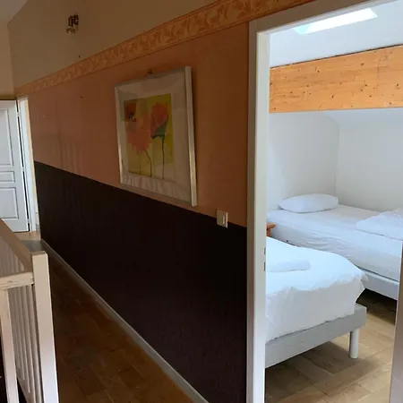 Trois gîtes ensemble dans le même immeuble devant la piscine avec terrasses offrant une vue magnifique, dont une couverte au niveau de la piscine et vue sur la vallée à l'étage * Bouzies Bas