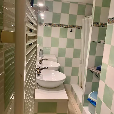Trois gîtes ensemble dans le même immeuble devant la piscine avec terrasses offrant une vue magnifique, dont une couverte au niveau de la piscine et vue sur la vallée à l'étage Tatil Evi Bouzies Bas
