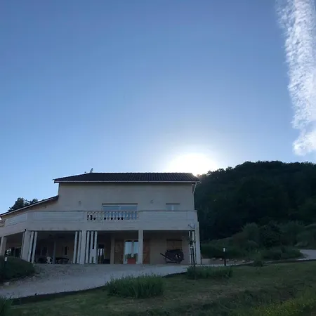 Tatil Evi Trois gîtes ensemble dans le même immeuble devant la piscine avec terrasses offrant une vue magnifique, dont une couverte au niveau de la piscine et vue sur la vallée à l'étage Bouzies Bas