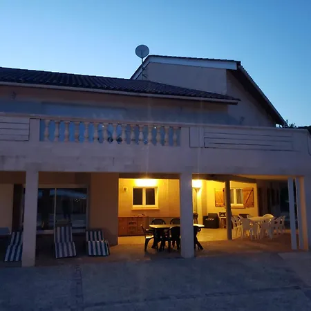 Trois gîtes ensemble dans le même immeuble devant la piscine avec terrasses offrant une vue magnifique, dont une couverte au niveau de la piscine et vue sur la vallée à l'étage Bouzies Bas
