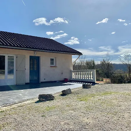 Trois gîtes ensemble dans le même immeuble devant la piscine avec terrasses offrant une vue magnifique, dont une couverte au niveau de la piscine et vue sur la vallée à l'étage Tatil Evi