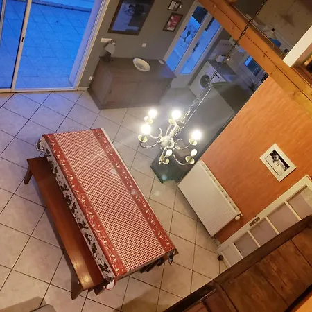 Trois gîtes ensemble dans le même immeuble devant la piscine avec terrasses offrant une vue magnifique, dont une couverte au niveau de la piscine et vue sur la vallée à l'étage Tatil Evi Bouzies Bas