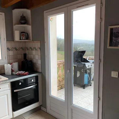 Trois gîtes ensemble dans le même immeuble devant la piscine avec terrasses offrant une vue magnifique, dont une couverte au niveau de la piscine et vue sur la vallée à l'étage * Bouzies Bas