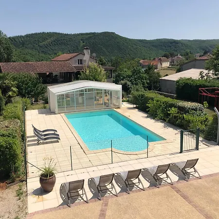 Trois gîtes ensemble dans le même immeuble devant la piscine avec terrasses offrant une vue magnifique, dont une couverte au niveau de la piscine et vue sur la vallée à l'étage Tatil Evi