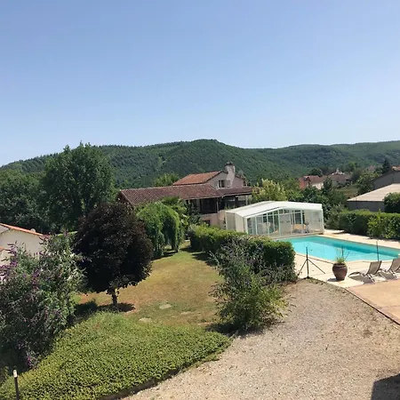 Tatil Evi Trois gîtes ensemble dans le même immeuble devant la piscine avec terrasses offrant une vue magnifique, dont une couverte au niveau de la piscine et vue sur la vallée à l'étage *