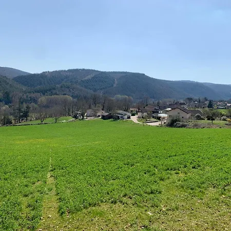 Trois gîtes ensemble dans le même immeuble devant la piscine avec terrasses offrant une vue magnifique, dont une couverte au niveau de la piscine et vue sur la vallée à l'étage *