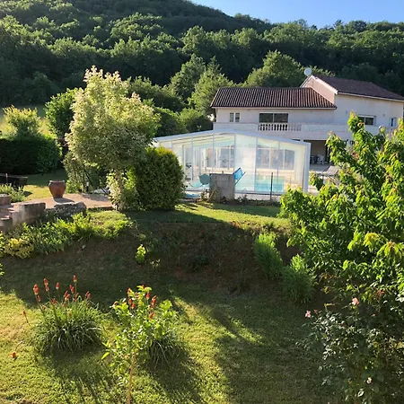 Trois gîtes ensemble dans le même immeuble devant la piscine avec terrasses offrant une vue magnifique, dont une couverte au niveau de la piscine et vue sur la vallée à l'étage