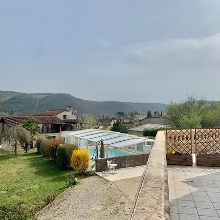 Trois gîtes ensemble dans le même immeuble devant la piscine avec terrasses offrant une vue magnifique, dont une couverte au niveau de la piscine et vue sur la vallée à l'étage Tatil Evi