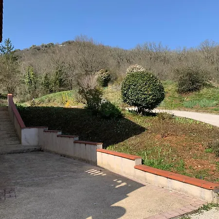 Tatil Evi Trois gîtes ensemble dans le même immeuble devant la piscine avec terrasses offrant une vue magnifique, dont une couverte au niveau de la piscine et vue sur la vallée à l'étage