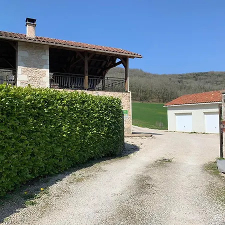 Tatil Evi Trois gîtes ensemble dans le même immeuble devant la piscine avec terrasses offrant une vue magnifique, dont une couverte au niveau de la piscine et vue sur la vallée à l'étage Bouzies Bas