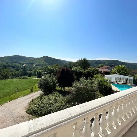 Trois gîtes ensemble dans le même immeuble devant la piscine avec terrasses offrant une vue magnifique, dont une couverte au niveau de la piscine et vue sur la vallée à l'étage Bouzies Bas