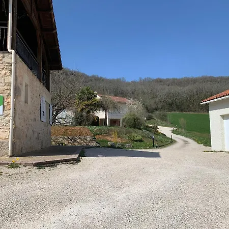 Trois gîtes ensemble dans le même immeuble devant la piscine avec terrasses offrant une vue magnifique, dont une couverte au niveau de la piscine et vue sur la vallée à l'étage * Bouzies Bas