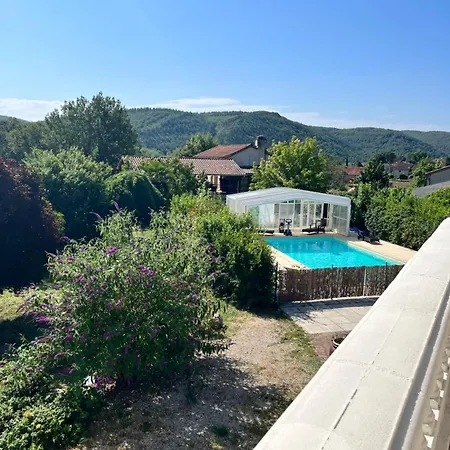 Trois gîtes ensemble dans le même immeuble devant la piscine avec terrasses offrant une vue magnifique, dont une couverte au niveau de la piscine et vue sur la vallée à l'étage