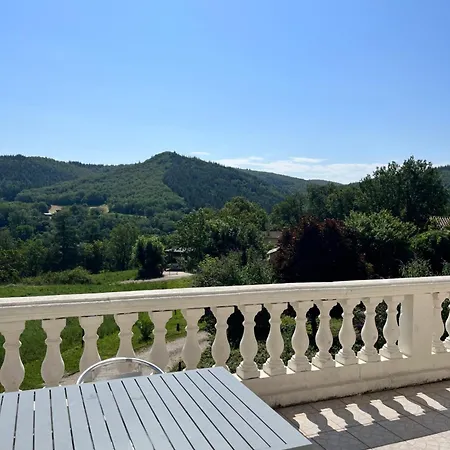 Trois gîtes ensemble dans le même immeuble devant la piscine avec terrasses offrant une vue magnifique, dont une couverte au niveau de la piscine et vue sur la vallée à l'étage Tatil Evi