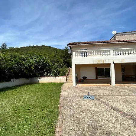 Tatil Evi Trois gîtes ensemble dans le même immeuble devant la piscine avec terrasses offrant une vue magnifique, dont une couverte au niveau de la piscine et vue sur la vallée à l'étage