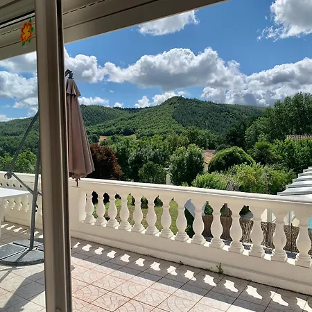 Trois gîtes ensemble dans le même immeuble devant la piscine avec terrasses offrant une vue magnifique, dont une couverte au niveau de la piscine et vue sur la vallée à l'étage Bouzies Bas