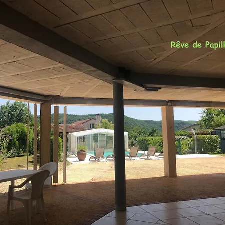 Trois gîtes ensemble dans le même immeuble devant la piscine avec terrasses offrant une vue magnifique, dont une couverte au niveau de la piscine et vue sur la vallée à l'étage Feriehus *