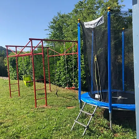 Trois gîtes ensemble dans le même immeuble devant la piscine avec terrasses offrant une vue magnifique, dont une couverte au niveau de la piscine et vue sur la vallée à l'étage Feriehus Bouzies Bas