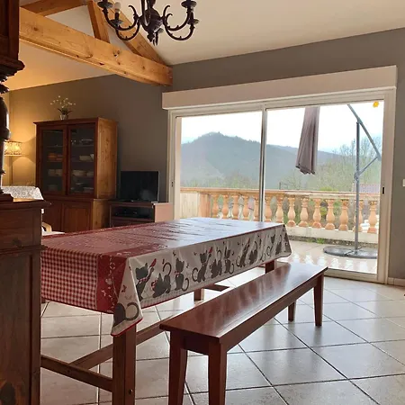 Trois gîtes ensemble dans le même immeuble devant la piscine avec terrasses offrant une vue magnifique, dont une couverte au niveau de la piscine et vue sur la vallée à l'étage Feriehus Bouzies Bas