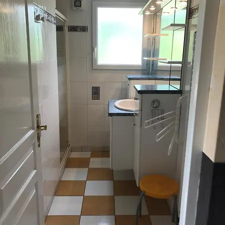 Trois gîtes ensemble dans le même immeuble devant la piscine avec terrasses offrant une vue magnifique, dont une couverte au niveau de la piscine et vue sur la vallée à l'étage