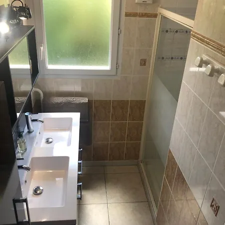 Trois gîtes ensemble dans le même immeuble devant la piscine avec terrasses offrant une vue magnifique, dont une couverte au niveau de la piscine et vue sur la vallée à l'étage Feriehus