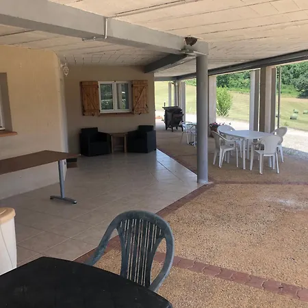 Trois gîtes ensemble dans le même immeuble devant la piscine avec terrasses offrant une vue magnifique, dont une couverte au niveau de la piscine et vue sur la vallée à l'étage * Bouzies Bas