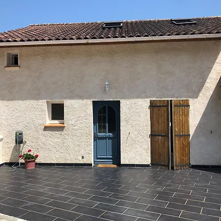 Trois gîtes ensemble dans le même immeuble devant la piscine avec terrasses offrant une vue magnifique, dont une couverte au niveau de la piscine et vue sur la vallée à l'étage