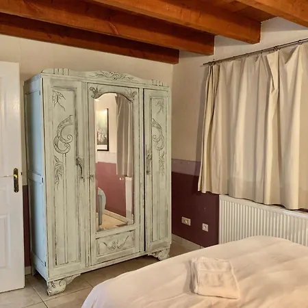 Feriehus Trois gîtes ensemble dans le même immeuble devant la piscine avec terrasses offrant une vue magnifique, dont une couverte au niveau de la piscine et vue sur la vallée à l'étage