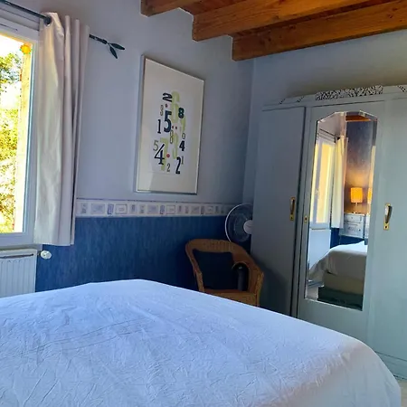 Feriehus Trois gîtes ensemble dans le même immeuble devant la piscine avec terrasses offrant une vue magnifique, dont une couverte au niveau de la piscine et vue sur la vallée à l'étage Bouzies Bas