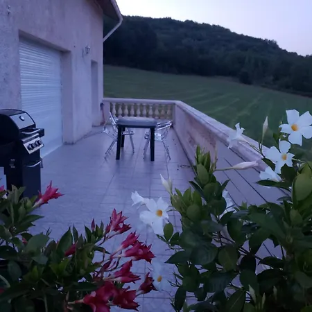 Trois gîtes ensemble dans le même immeuble devant la piscine avec terrasses offrant une vue magnifique, dont une couverte au niveau de la piscine et vue sur la vallée à l'étage Bouzies Bas