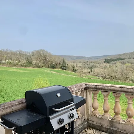 Trois gîtes ensemble dans le même immeuble devant la piscine avec terrasses offrant une vue magnifique, dont une couverte au niveau de la piscine et vue sur la vallée à l'étage