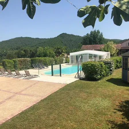 Feriehus Trois gîtes ensemble dans le même immeuble devant la piscine avec terrasses offrant une vue magnifique, dont une couverte au niveau de la piscine et vue sur la vallée à l'étage