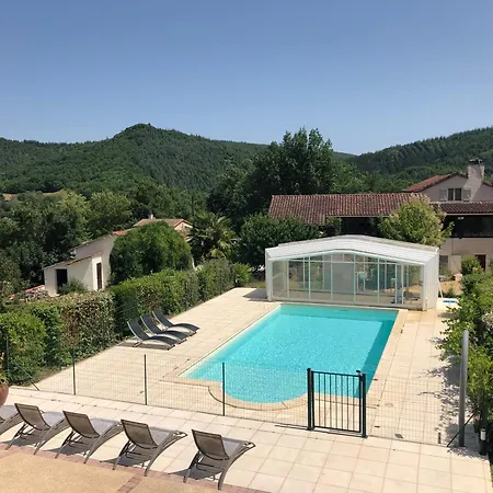Trois gîtes ensemble dans le même immeuble devant la piscine avec terrasses offrant une vue magnifique, dont une couverte au niveau de la piscine et vue sur la vallée à l'étage Feriehus *