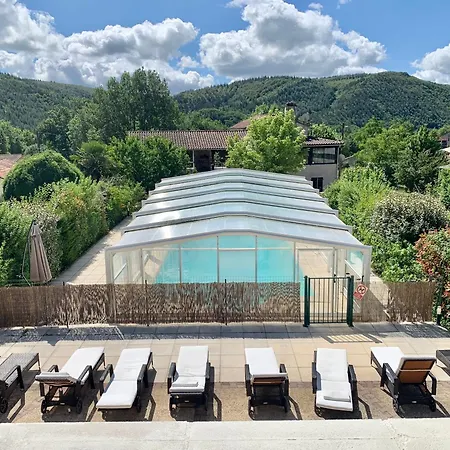 Trois gîtes ensemble dans le même immeuble devant la piscine avec terrasses offrant une vue magnifique, dont une couverte au niveau de la piscine et vue sur la vallée à l'étage Bouzies Bas