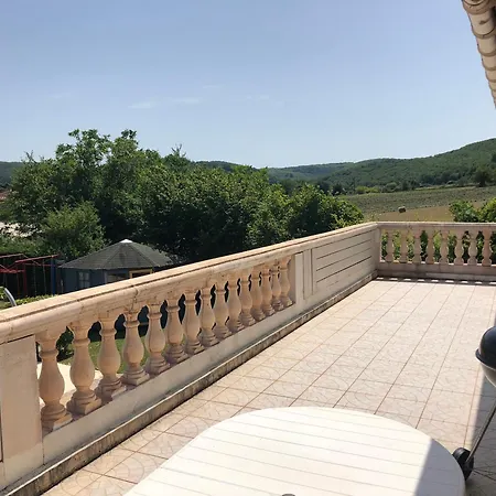 Trois gîtes ensemble dans le même immeuble devant la piscine avec terrasses offrant une vue magnifique, dont une couverte au niveau de la piscine et vue sur la vallée à l'étage * Bouzies Bas