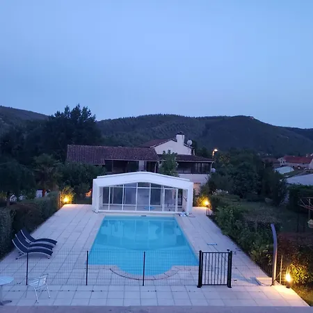 Feriehus Trois gîtes ensemble dans le même immeuble devant la piscine avec terrasses offrant une vue magnifique, dont une couverte au niveau de la piscine et vue sur la vallée à l'étage *