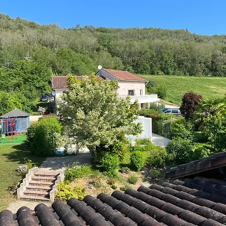Trois gîtes ensemble dans le même immeuble devant la piscine avec terrasses offrant une vue magnifique, dont une couverte au niveau de la piscine et vue sur la vallée à l'étage Feriehus *
