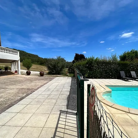 Feriehus Trois gîtes ensemble dans le même immeuble devant la piscine avec terrasses offrant une vue magnifique, dont une couverte au niveau de la piscine et vue sur la vallée à l'étage *